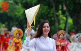 {ẢNH] Thiếu nữ Hà thành làm bừng sáng phố phường trong tà áo dài truyền thống